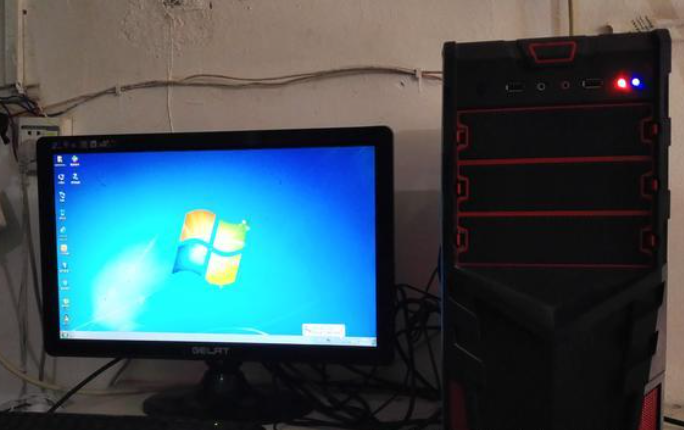 卖个正在用的电脑1000不还价!