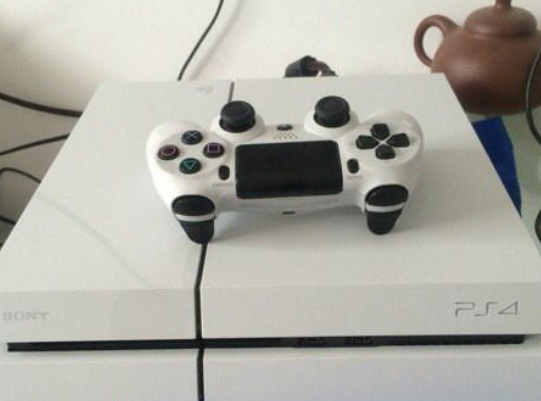出手一个新得ps4游戏机，港版白色标配，​‌‌有要的速度不刀